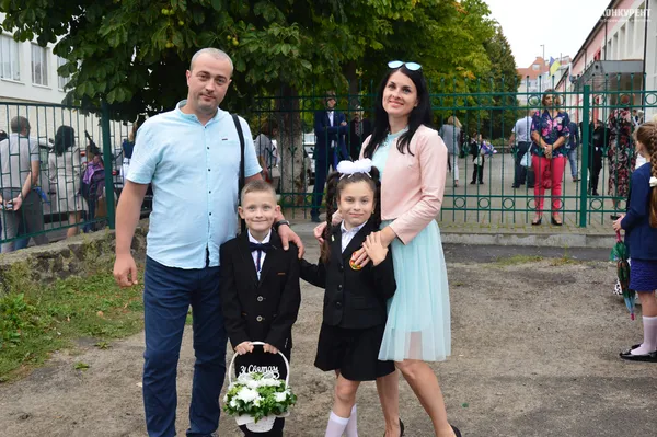Квіти, вітання та першачки: у луцькій школі №9 пролунав перший дзвоник (фото)