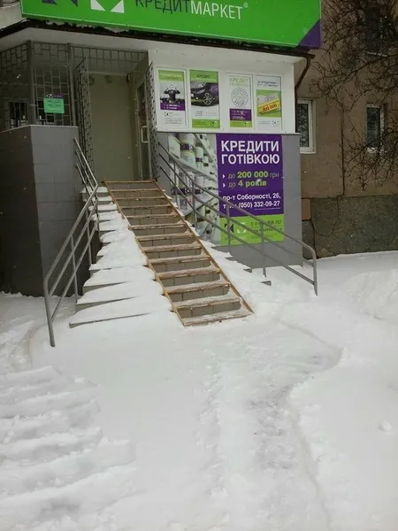 «Кому треба, той долізе»: як луцькі підприємці «чистяться» від снігу (фото)