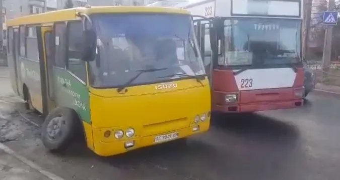 Занесло на дорозі: в луцької маршрутки під час руху відлетіло колесо (відео)