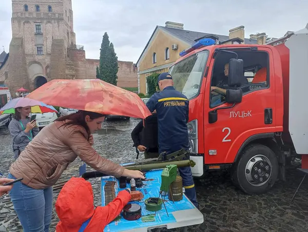 У Луцькому замку сапери ДСНС познайомили дітей зі смертоносними предметами (фото)
