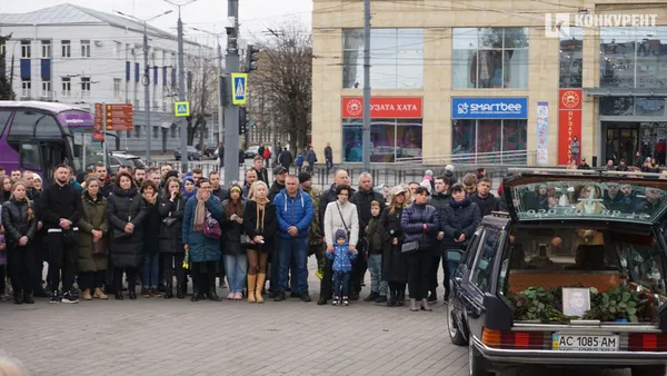 Він хотів би, щоб ми посміхались: Луцьк попрощався із Героєм Андрієм Романовим (фото)