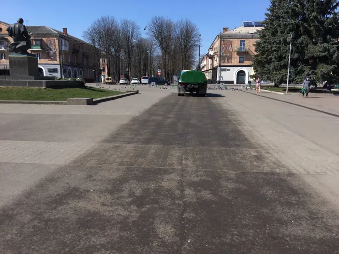 У Нововолинську комунальники переробили «ЗІЛ» на дезінфектор (фото)