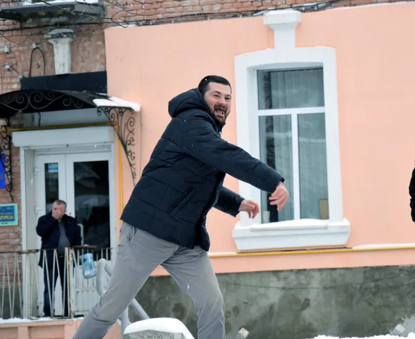 ...ну й відразу почав відпрацьовувати свій фірмовий кидок...