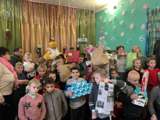 Студенти-міжнародники Лесиного вишу організували свято Миколая дітям із дитбудинку (фото)