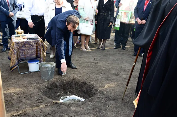 Тарас Яковлев закладає капсулу майбутнього храму