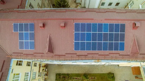 На даху волинської обласної лікарні встановили сонячну електростанцію (Фото)
