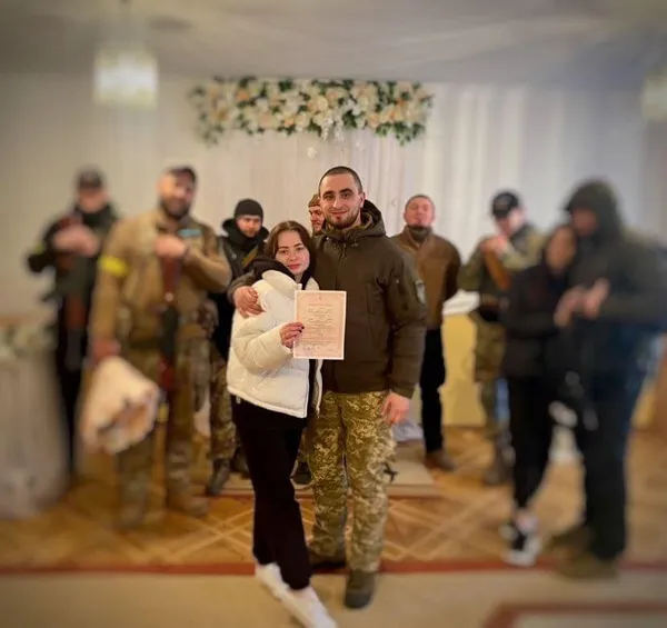 У Луцьку дистанційно зареєстрували шлюб, бо наречений – на передовій (фото)