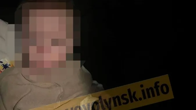 У легкому одязі й без нагляду: у Нововолинську на вулиці знайшли дворічного хлопчика