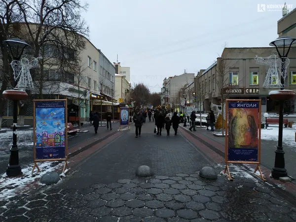 На центральній вулиці Луцька «оселилися» янголи (фото)