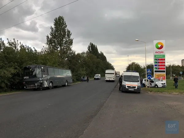 Аварія в Нововолинську: легковик не пропустив автобус (фото)