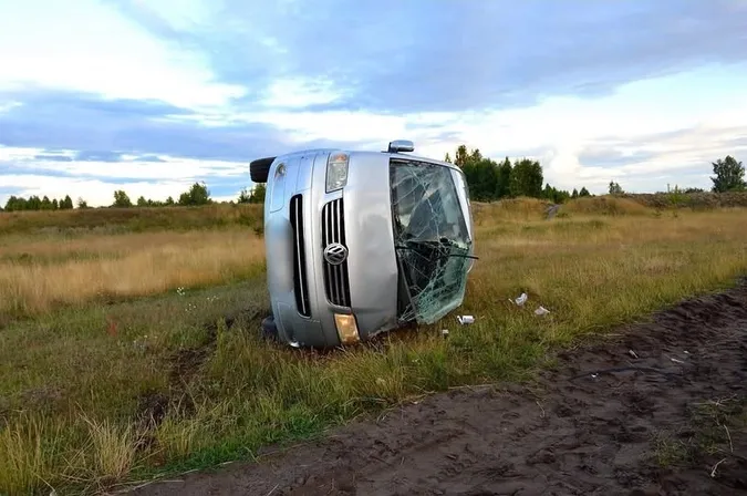 На Волині мікроавтобус перекинувся на ґрунтовій дорозі – водій загинув