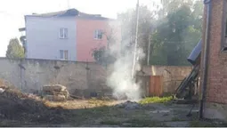 Палив траву: небайдужі лучани «здали» чоловіка муніципалам (фото)