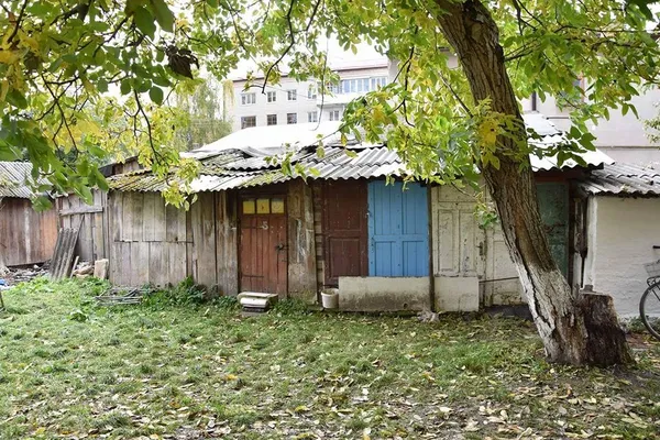 Лучанин «воював» з муніципалами і копами за сарай (фото)