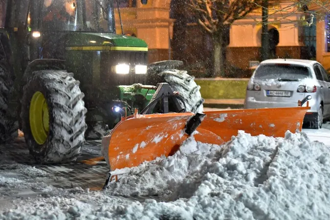 У Луцьку засніжило – дороги посипають сіллю, на тротуарах – трактори (фото)