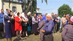 У селі на Волині віряни «московського патріархату» чатують біля храму