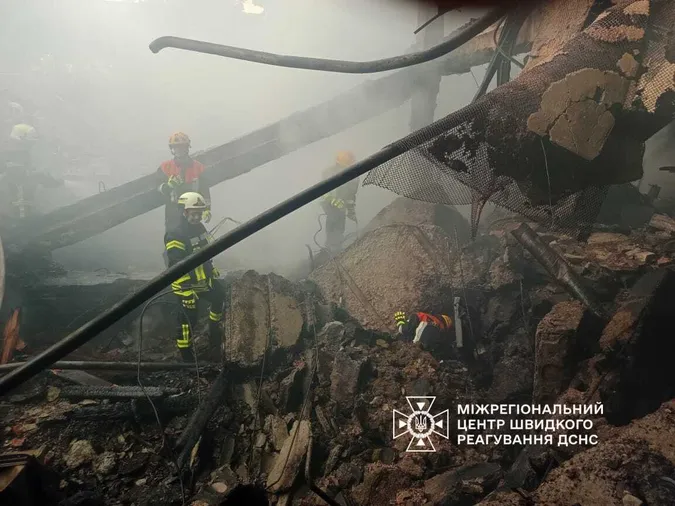 Понад 16 годин приборкували масштабну пожежу на підприємстві в Ромнах (відео)
