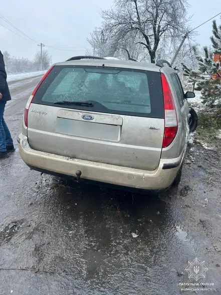 ДТП біля Луцька: Ford зніс електроопору та паркан (фото)