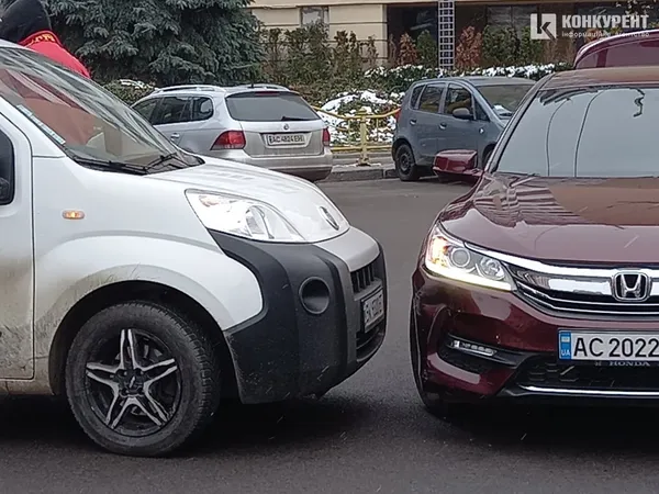У центрі Луцька – аварія: рух ускладнений (оновлено)