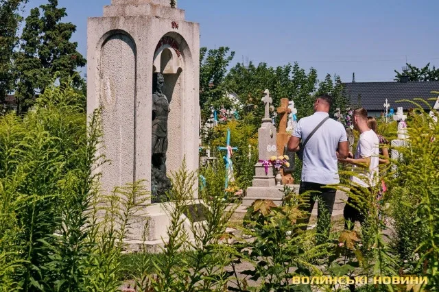 Відрубані руки статуї і загадкова гробниця: чим дивує одне з найстаріших кладовищ Волині (фото)