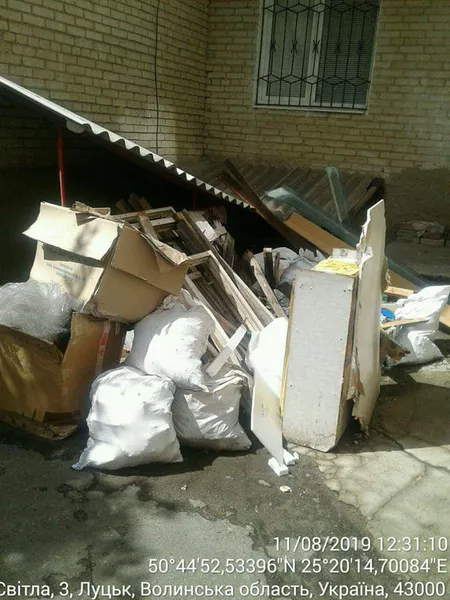 Під під'їздами, на тротуарах і газонах: лучани знову розкидають будсміття (фото)