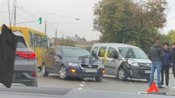 У Луцьку біля Центрального ринку «фольксваген» влетів в «рено» (фото)