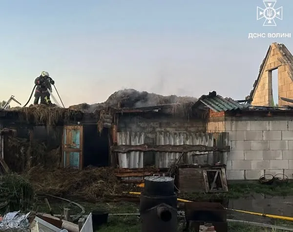 Вся покрівля – у вогні: на Ковельщині три години гасили пожежу в господарчій споруді (фото)