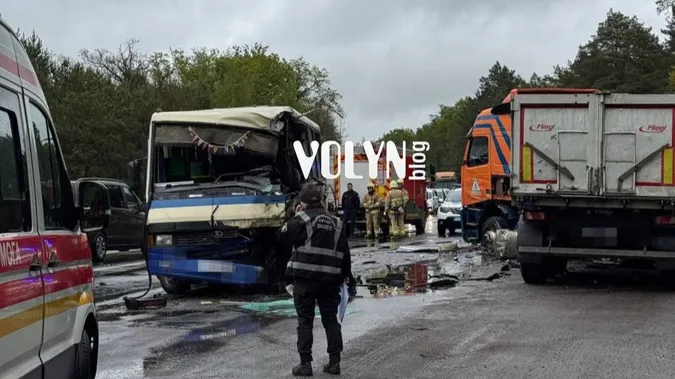 На трасі Луцьк – Маневичі – жахлива ДТП з рейсовим автобусом: є постраждалі (відео)