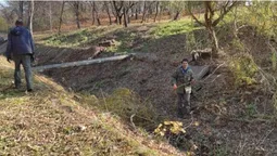 У Луцьку в «Дубовому гаю» чистять береги Жидувки (відео)
