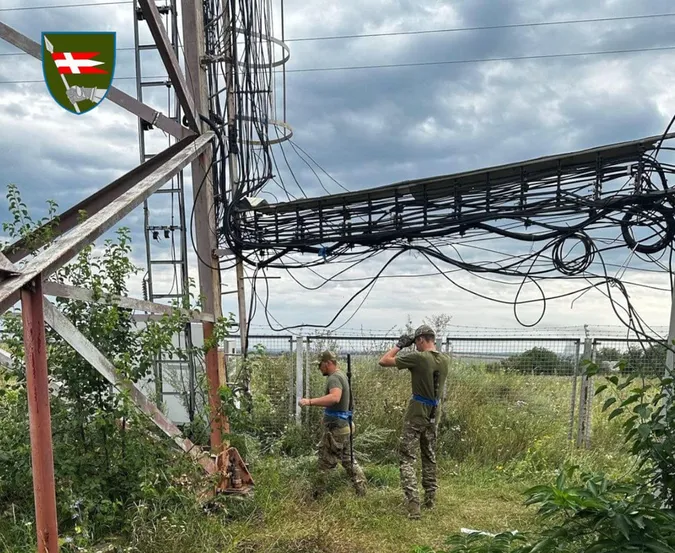 Шалені ризики і загрози: 14 бригада показала, як працюють їхні зв'язківці (фото)