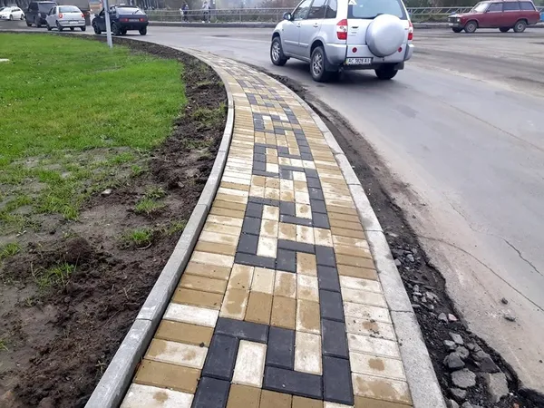 Показали, як ремонтують кільце біля Набережної (фото)