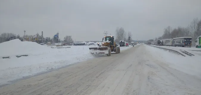 Працюють 24/7: на Волині дорожники борються з наслідками негоди (фото)