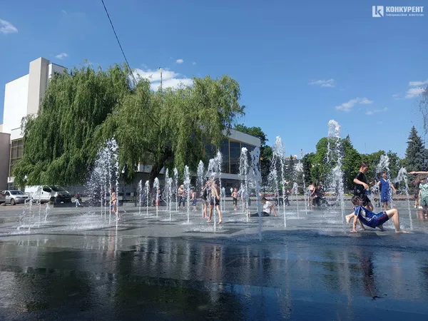Сидіння навколо нового фонтану у Луцьку обписали вандали (фото)