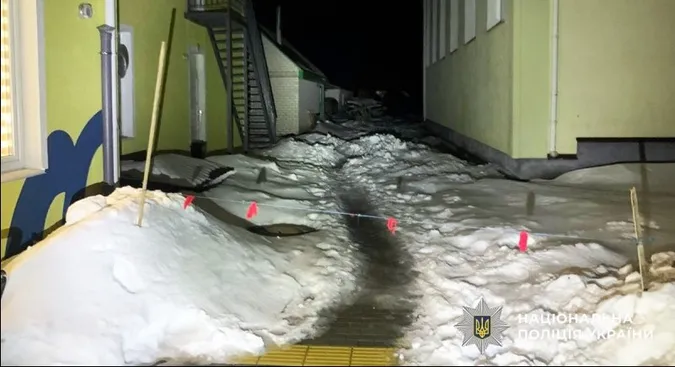 Крига впала з даху садочка і покалічила 4-річного хлопчика на Житомирщині