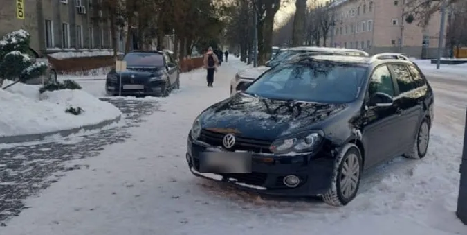 У Луцьку муніципали штрафують водіїв за паркування на тротуарі, але ті не здаються (фото)