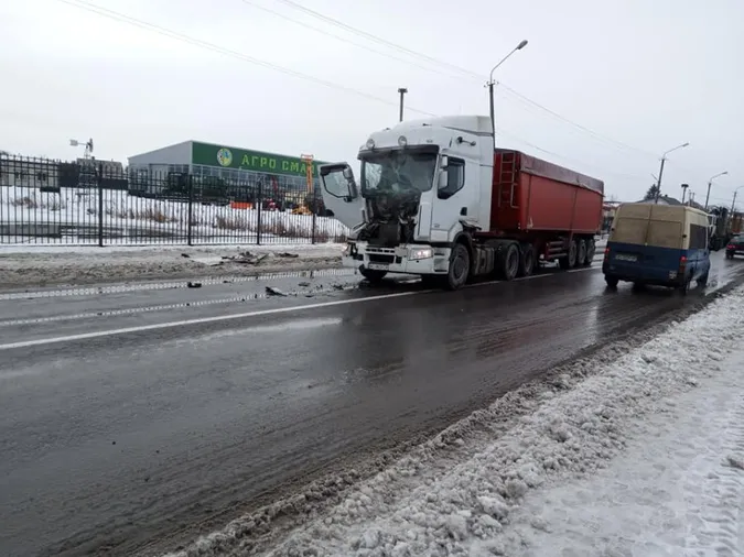На Волині дві вантажівки потрапили у ДТП (фото)