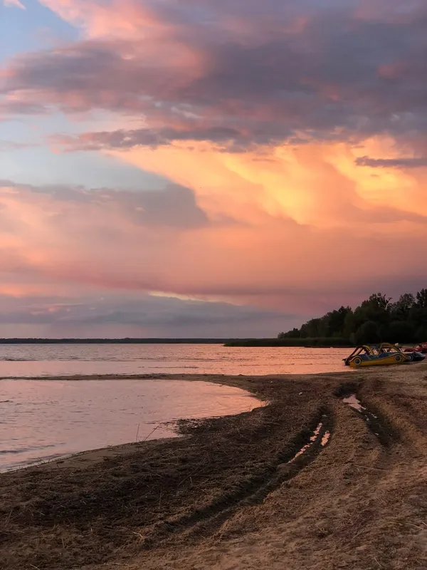 Вечірні краєвиди Світязя заворожили мережу (фото)