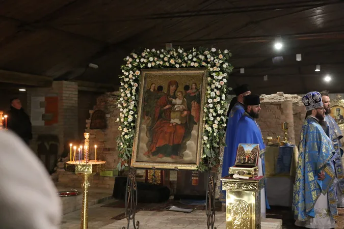 У першому храмі Луцька, якому майже тисяча років, помолилися перед стародавньою іконою (фото)
