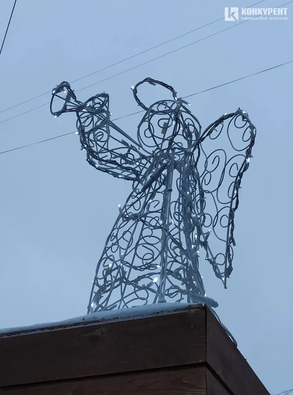 На центральній вулиці Луцька «оселилися» янголи (фото)