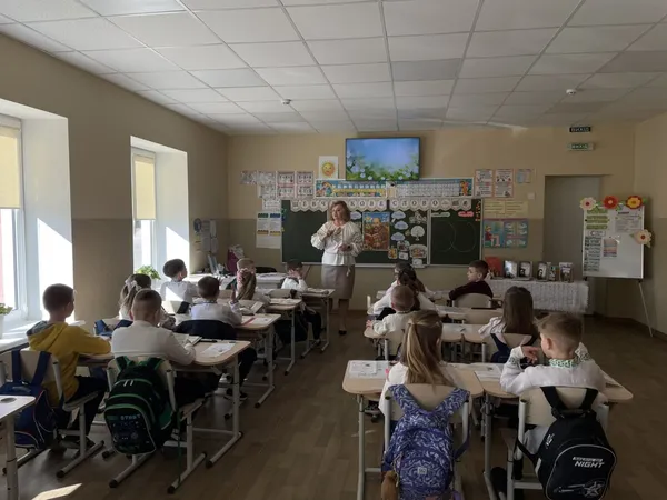 «Люблю те, що роблю»: історія вчительки з Волині, що навчає серцем і повертає інтерес до школи (фото)