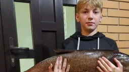 Юний рибалка з Волині витяг з місцевої водойми рекордного товстолоба (фото)