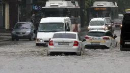 Вулиці Луцька знову під водою: комунальники пояснили, чому підтоплює одні й ті ж ділянки (фото)