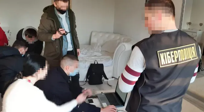У Львові затримали 27-річну волинянку, яка знімала і розповсюджувала порно