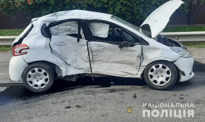 Постраждали троє людей: у Луцьку на Окружній BMW протаранив Peugeot (фото, відео)
