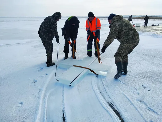 Як на Світязі готували ополонку для освячення води (фото)
