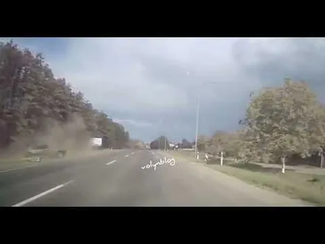 У Ківерцях авто злетіло з дороги і перекинулося (відео)
