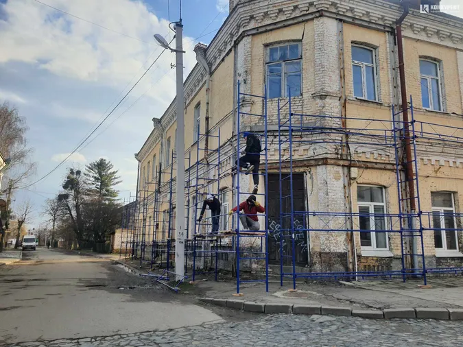 У Луцьку на будівлі Прайзлерів поспіхом облаштовують риштування (фото)