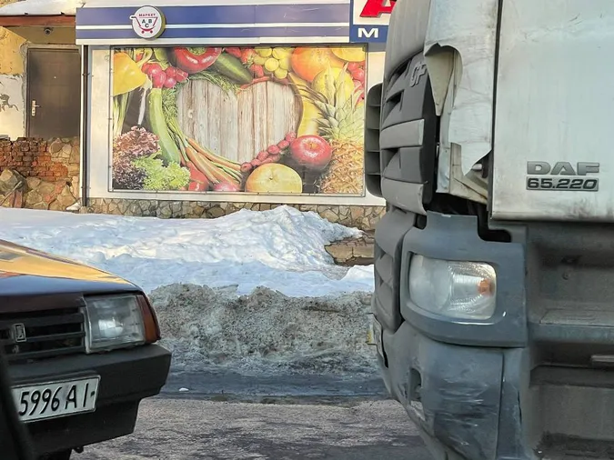 У Луцьку не поділили дорогу легковик і вантажівка (фото)