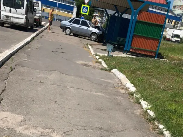 У Нововолинську «лада» в'їхала в зупинку (фото)