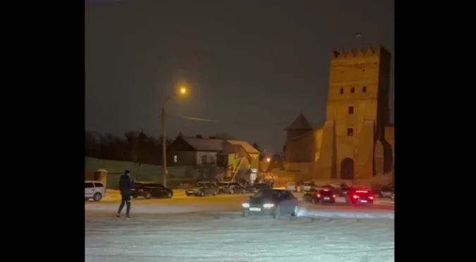 У Луцьку на площі перед замком влаштували дрифт (відео)