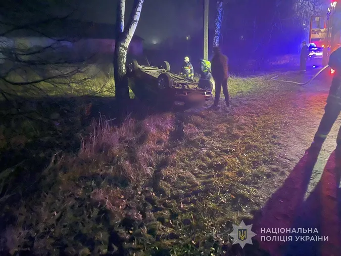 Авто злетіло у кювет, в салоні затисло дівчину: у Торчині – смертельна ДТП (фото)